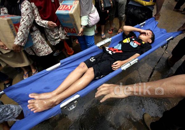 Korban Banjir di Pondok Gede Permai Dievakuasi