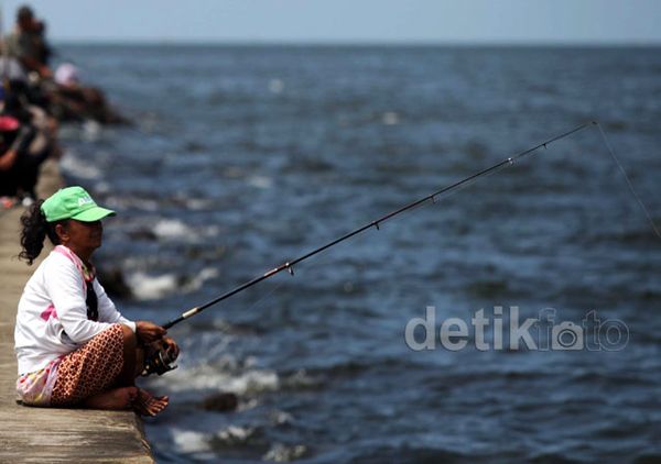 Asyiknya Memancing di Pinggir Laut