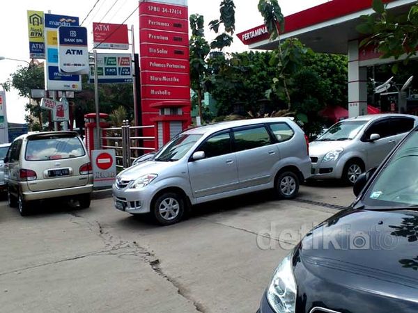 Korban Banjir Parkir Mobil di SPBU