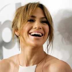 Tak Raih Nominasi, J-Lo Bacakan Pemenang Grammy 2013