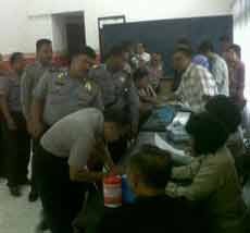 Perwira Hingga Bintara Polda Jatim Jalani Tes Urine