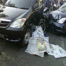 Sopir Nyetir Sambil Menelepon, Swift Tabrak 6 Kendaraan