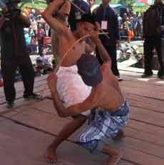 Ritual Adu Cambuk Warnai Selamatan Desa di Situbondo