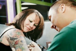 Tato di Dekat Tahi Lalat Bisa Picu Kanker Kulit?