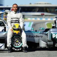 Hamilton & Rosberg Pamerkan Mobil Baru Mercedes