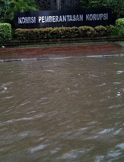 Genangan Air Surut, Jalur Lambat di Kuningan Sudah Bisa Dilalui