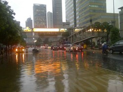 Hati-hati, Genangan Air di Depan Sarinah Masih Tinggi