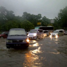 Bundaran Indosat Tergenang 15 Cm 