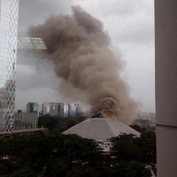 Petugas Berjibaku Padamkan Bengkel Cafe di Tengah Hujan Deras