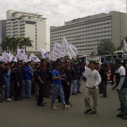 Buruh Hitamkan Bundaran HI, Sudirman ke HI Mampet