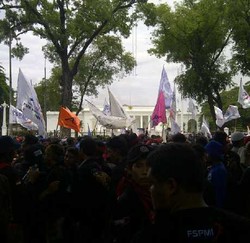 Istirahat di Depan MK, Ribuan Buruh Duduk di Tengah Jalan