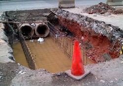 Awas, Ada Lubang Raksasa di Jl Yos Sudarso, Jakut