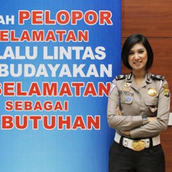 Polwan Cantik Briptu Eka di HI Mencuri Perhatian Buruh
