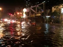 Ada Genangan Setinggi Lutut di Jl Sabang, Banyak Kendaraan Putar Balik