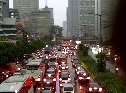 Hujan Reda, Lalu Lintas dari Thamrin ke HI Tak Bergerak