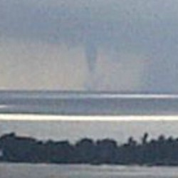 Angin Topan Cukup Besar Terlihat dari Pantai Losari Makassar, Warga Kaget