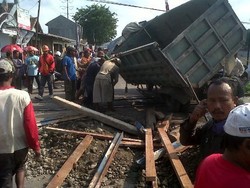 Truk Terjungkal di Perlintasan, Perjalanan KA di Semarang Terganggu