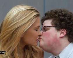 Pria Jomblo Ini Beruntung Bisa 60 Kali Cium Bibir Bar Refaeli 