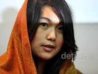 Maharany Tampil Cantik dengan Kerudung Oranye