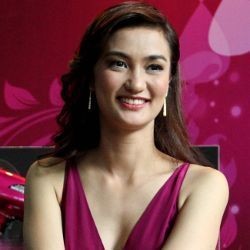 Atiqah Hasiholan & Sandy Thema Mesra di Klip Forever Yours