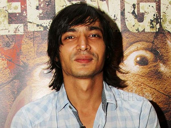 Abimana Aryasatya Setia Berambut Gondrong