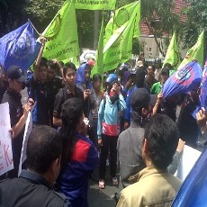 Toeng Market Didemo Karyawannya Sendiri