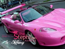 Tiffany SNSD Beli Mobil Pink Seperti Milik Paris Hilton