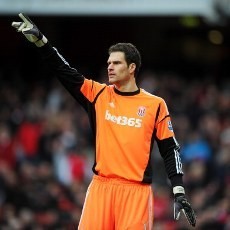 Dikabarkan Bakal Dijual Stoke, Begovic Menuju Manchester? 