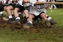 Jari Tangan Lepas Gara-gara Terlalu Semangat Tarik Tambang