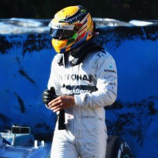 Hamilton Crash di Debut Bersama Mercedes