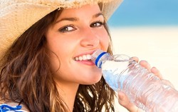 Cegah Kulit Keriput dan Kendur dengan Banyak Minum Air Putih!