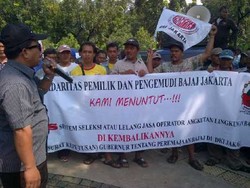 Sopir Bajaj Geruduk Kantor Jokowi, Arah Bundaran Indosat Macet