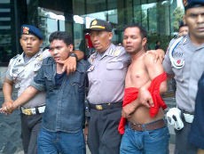 Bakar Poster, Pendemo di KPK Kocar-kacir Dibubarkan Polisi