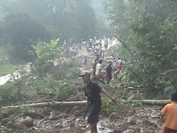 Jalan Tertimbun Longsor, Ribuan Warga Gunung Sumbing Magelang Terisolir