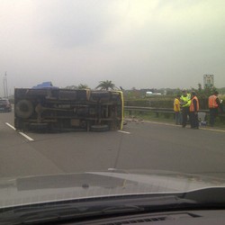 Sebuah Truk Terguling di KM 18 Jagorawi Arah Bogor