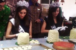 Di Yogya, Miss Universe 2012 Belajar Bikin Bakpia