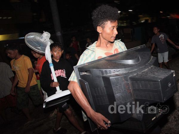 Korban Kebakaran Evakuasi Harta Benda