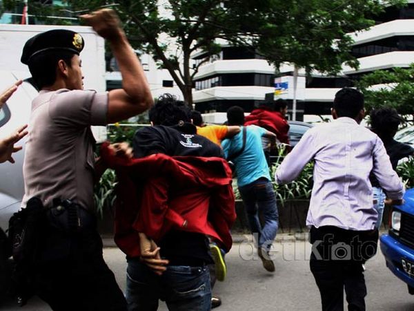 Pendemo di KPK Kocar-kacir Dibubarkan Polisi