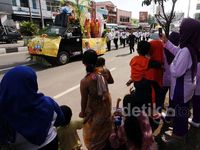 Pawai Panjang Mulud Jadi Tontonan Warga