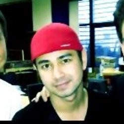 Raffi Ahmad Tak Bisa Lepas dari Topi Merahnya