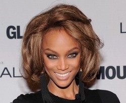 Trik Berbusana dari Tyra Banks untuk Tampilkan Sisi Tangguh Wanita