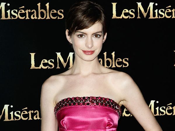 Anne Hathaway Cantik Bergaun Pink