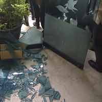 Demo Kader di Kantor PDIP Jatim Ricuh, Kaca Pecah & 1 Satgas Luka