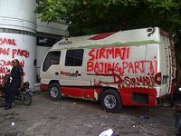 Massa Corat-coret Kantor DPD PDIP Jatim