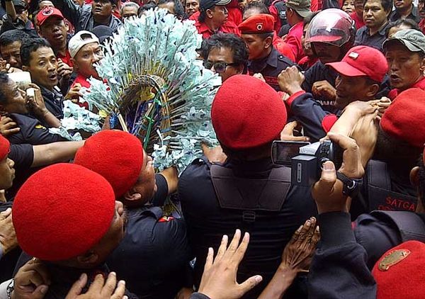 Demo Kader di Kantor PDIP Jatim Ricuh