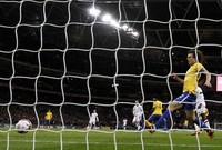     Wayne Rooney membuka keunggulan untuk Inggris di menit ke-26. Reuters/Stefan Wermuth.