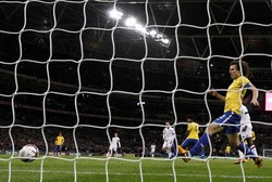     Wayne Rooney membuka keunggulan untuk Inggris di menit ke-26. Reuters/Stefan Wermuth.