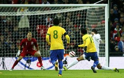 Brasil menyamakan kedudukan pada menit ke-49 melalui Fred, yang masuk pada awal babak kedua menggantikan Luis Fabiano. Reuters/Eddie Keogh