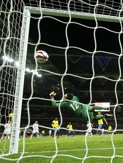 Pada menit ke-60, Inggris pun mendapatkan gol kedua mereka. Gol tersebut dicetak oleh Frank Lampard. Reuters/Eddie Keogh.