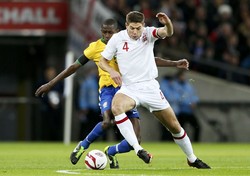 Ramires berusaha merebut bola dari Steven Gerrard. Reuters/Stefan Wermuth.
